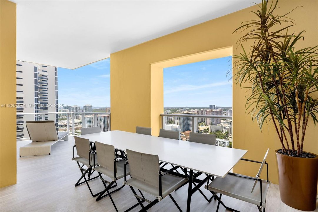 Vendido Recientemente: $13,500,000 (4 camas, 5 baños, 9183 Pies cuadrados)