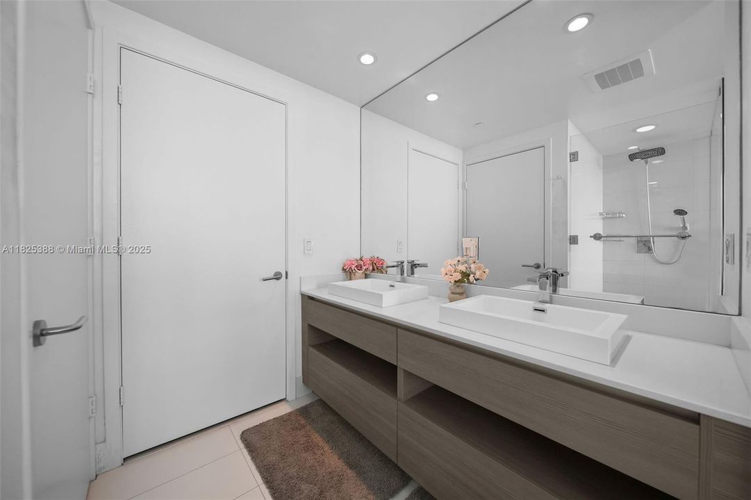 Vendido Recientemente: $765,000 (2 camas, 2 baños, 1095 Pies cuadrados)