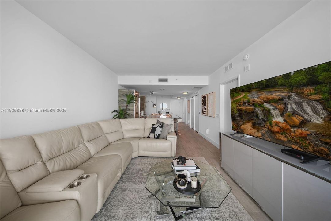 Vendido Recientemente: $765,000 (2 camas, 2 baños, 1095 Pies cuadrados)