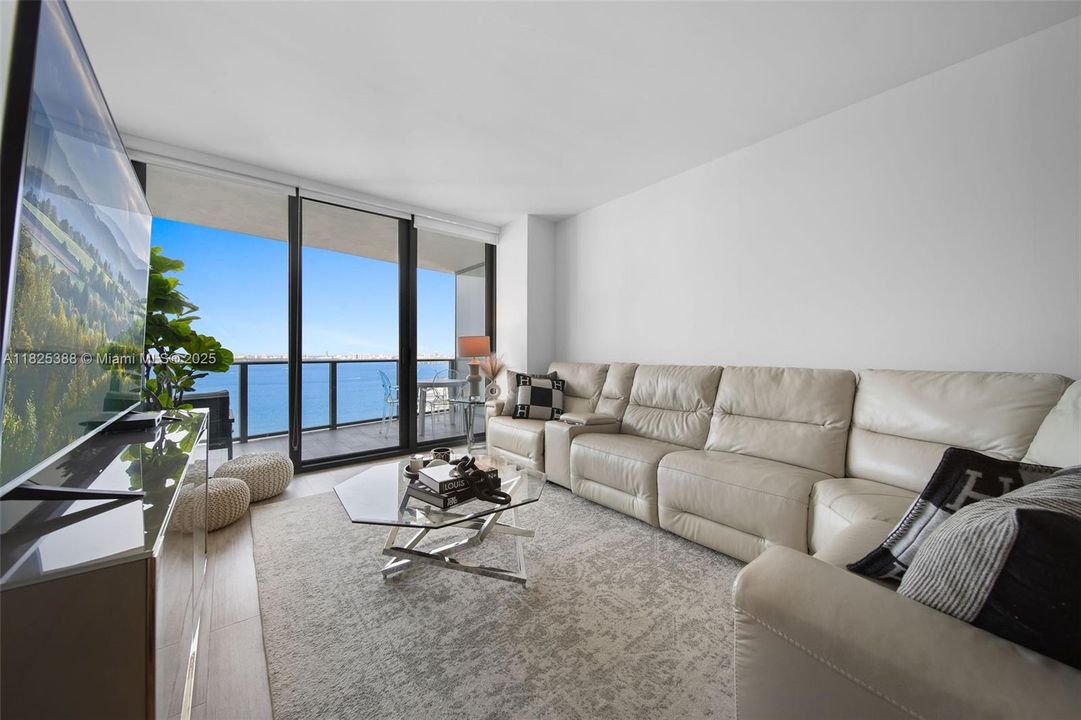 Vendido Recientemente: $765,000 (2 camas, 2 baños, 1095 Pies cuadrados)