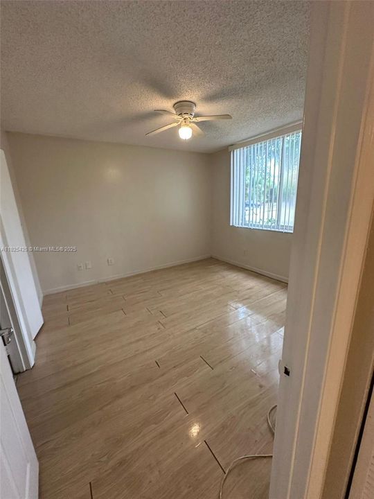 待售: $159,900 (2 贝兹, 1 浴室, 1035 平方英尺)