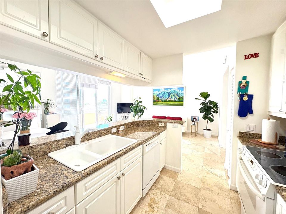 待售: $710,000 (1 贝兹, 1 浴室, 954 平方英尺)