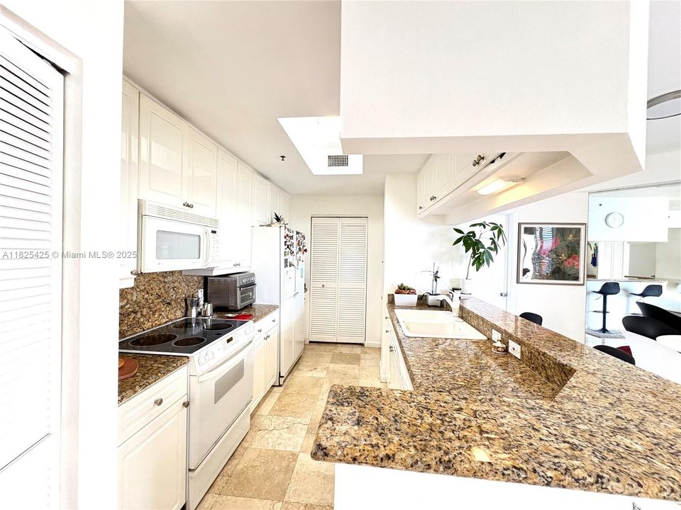 待售: $710,000 (1 贝兹, 1 浴室, 954 平方英尺)