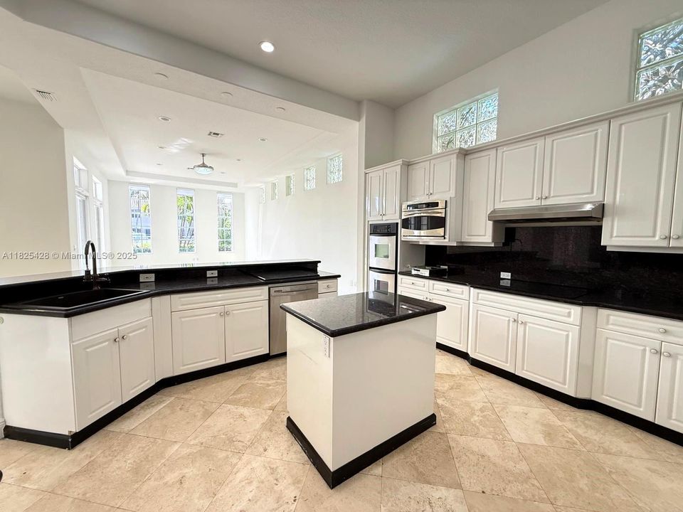 For Sale: $3,595,000 (5 beds, 5 baths, 4478 Square Feet)