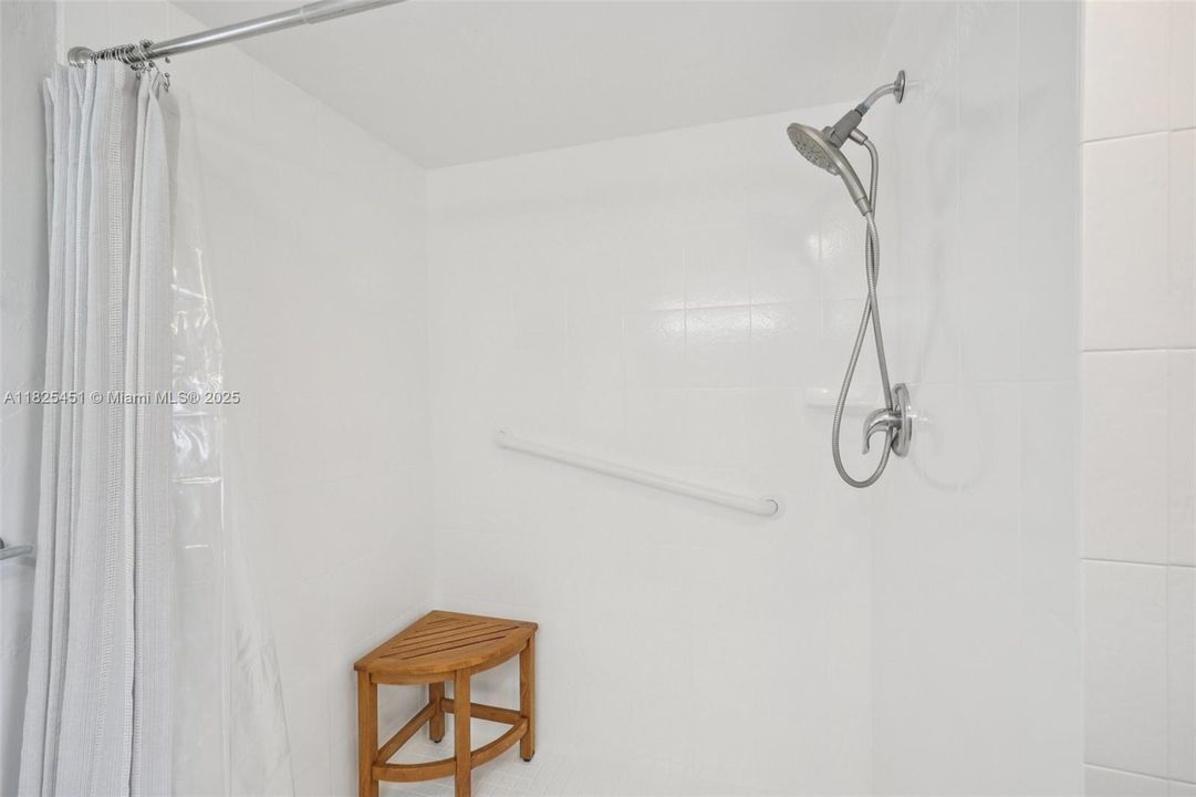 For Sale: $259,900 (2 beds, 2 baths, 1384 Square Feet)