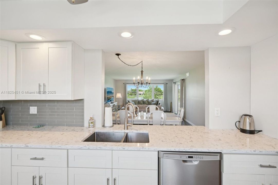 For Sale: $259,900 (2 beds, 2 baths, 1384 Square Feet)