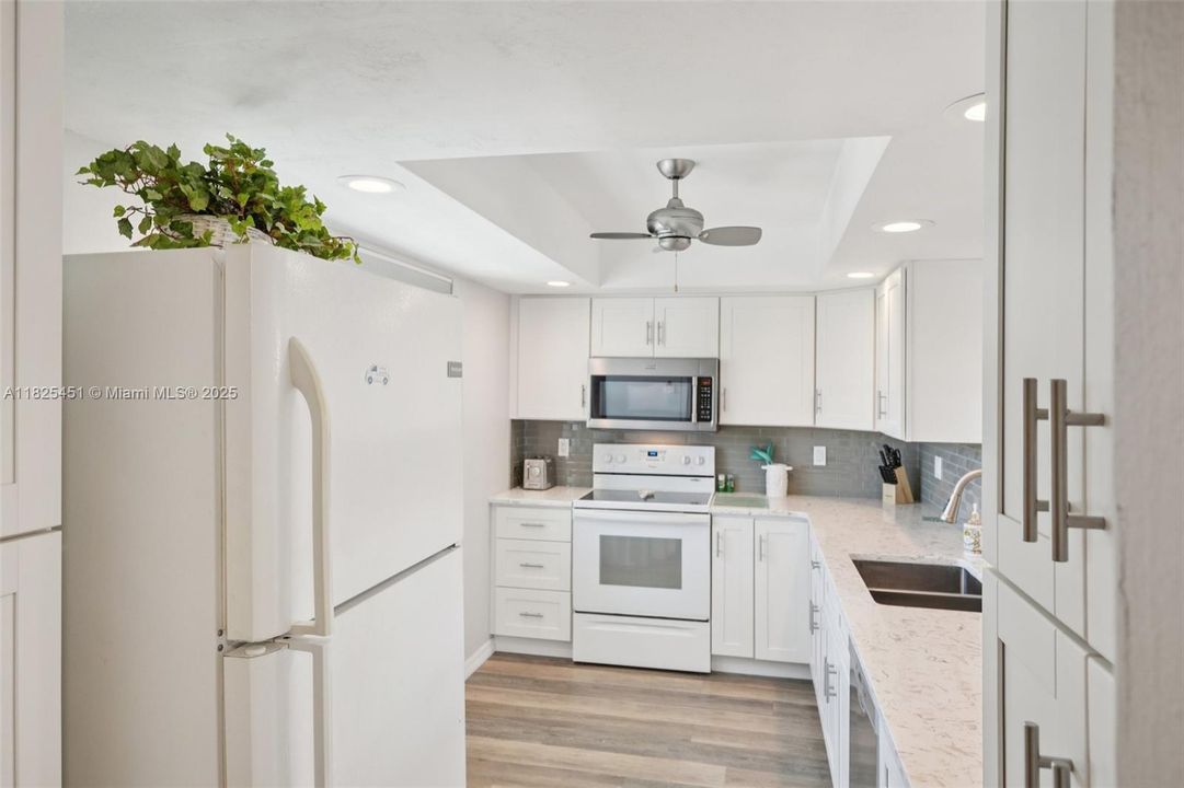 For Sale: $259,900 (2 beds, 2 baths, 1384 Square Feet)