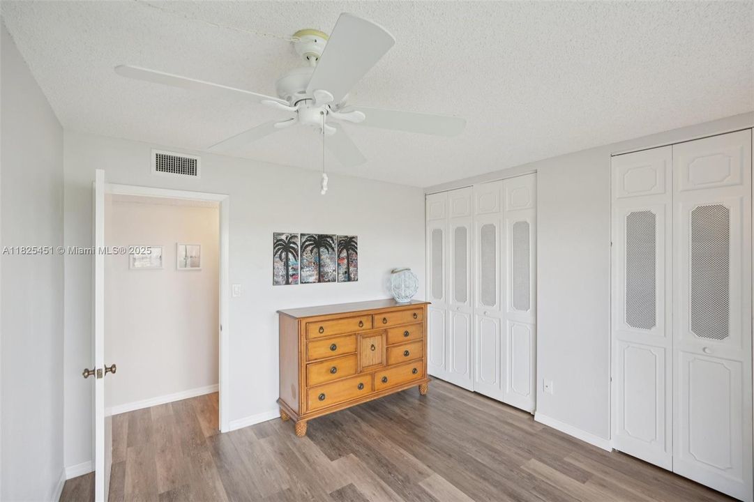 For Sale: $259,900 (2 beds, 2 baths, 1384 Square Feet)