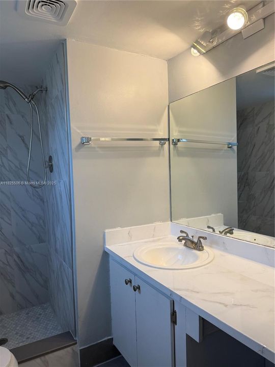 Activo con contrato: $120,000 (2 camas, 2 baños, 850 Pies cuadrados)