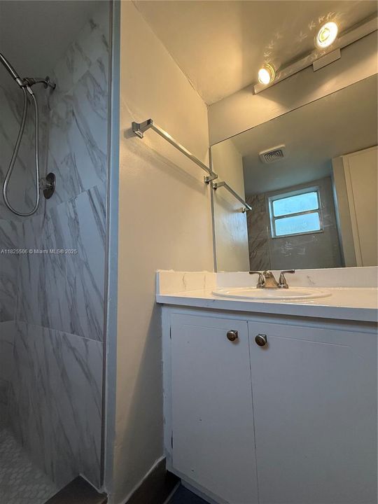 Activo con contrato: $120,000 (2 camas, 2 baños, 850 Pies cuadrados)