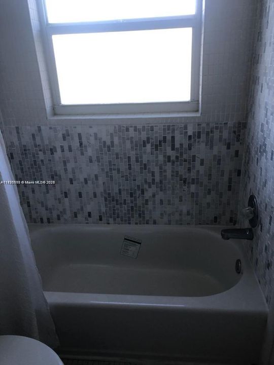 For Sale: $143,000 (1 beds, 1 baths, 597 Square Feet)