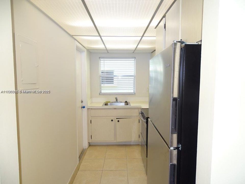 For Sale: $143,000 (1 beds, 1 baths, 597 Square Feet)