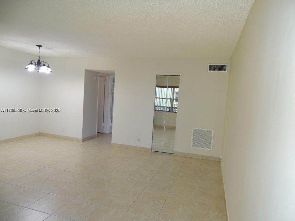 For Sale: $143,000 (1 beds, 1 baths, 597 Square Feet)