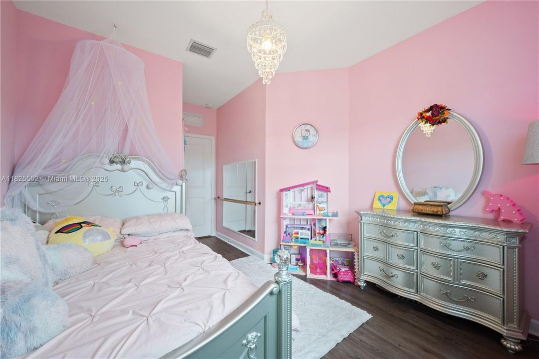 Под контрактом: $490,000 (3 спален, 2 ванн, 1772 Квадратных фут)