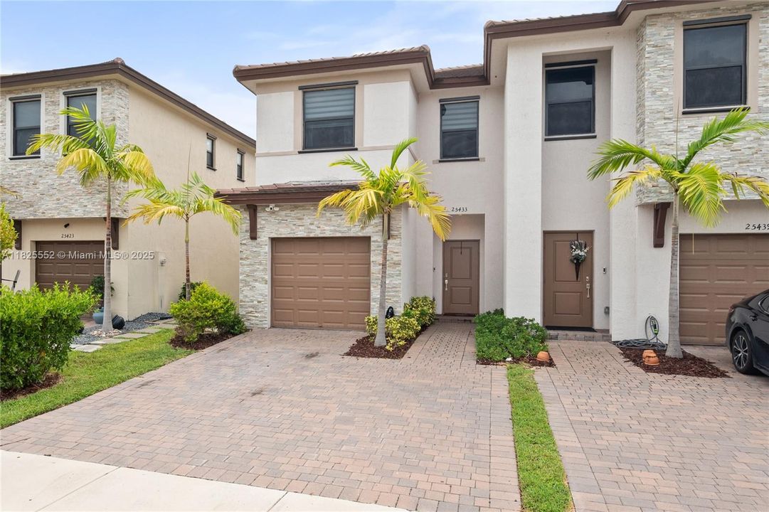 Под контрактом: $490,000 (3 спален, 2 ванн, 1772 Квадратных фут)