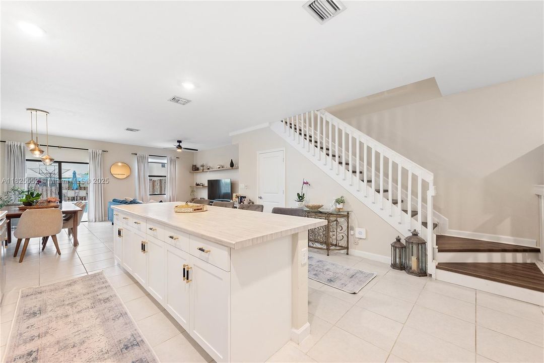 Под контрактом: $490,000 (3 спален, 2 ванн, 1772 Квадратных фут)