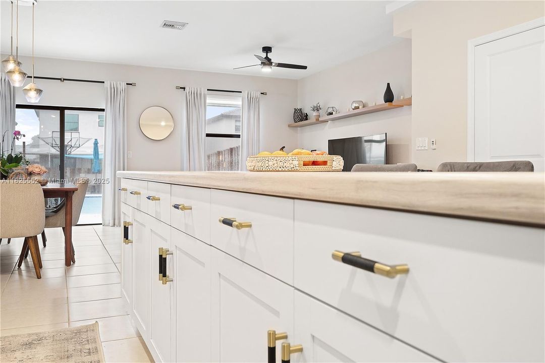 Под контрактом: $490,000 (3 спален, 2 ванн, 1772 Квадратных фут)