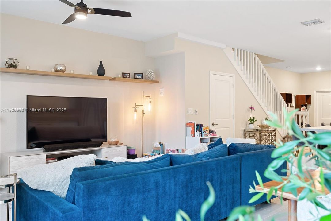 Под контрактом: $490,000 (3 спален, 2 ванн, 1772 Квадратных фут)