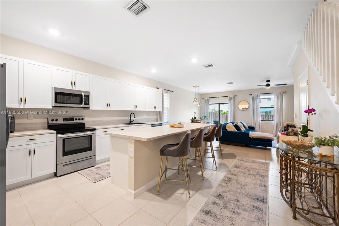 Под контрактом: $490,000 (3 спален, 2 ванн, 1772 Квадратных фут)