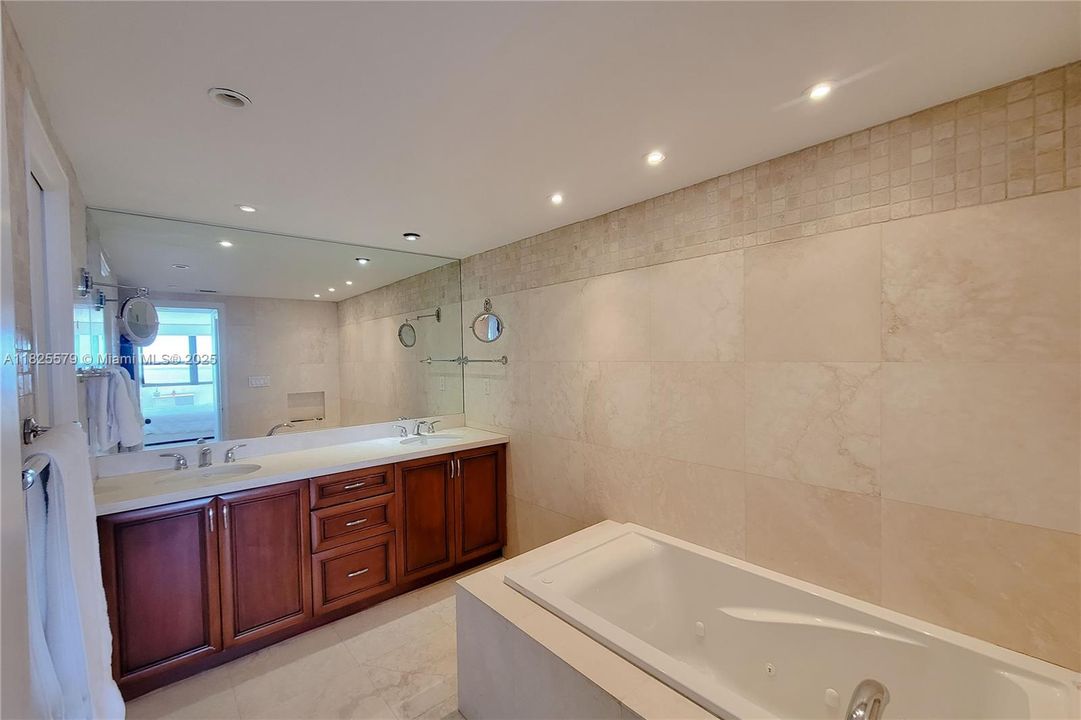 待售: $1,400,000 (2 贝兹, 2 浴室, 1882 平方英尺)