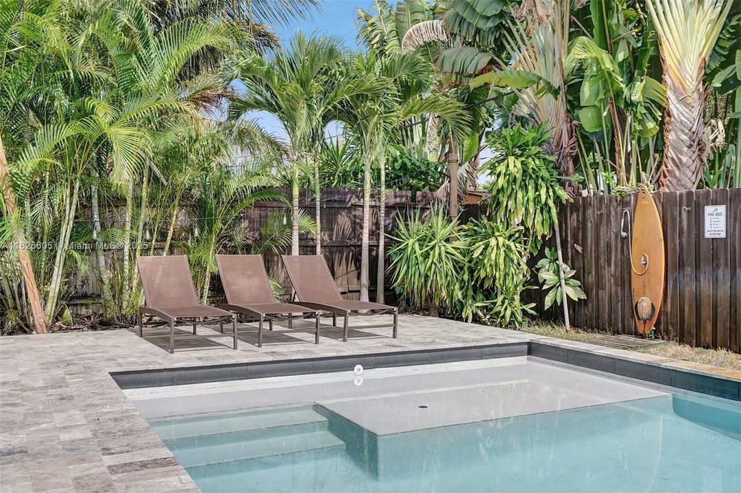 合同活跃: $5,000 (3 贝兹, 2 浴室, 1413 平方英尺)