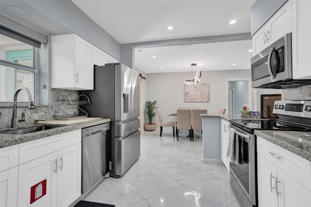 合同活跃: $5,000 (3 贝兹, 2 浴室, 1413 平方英尺)