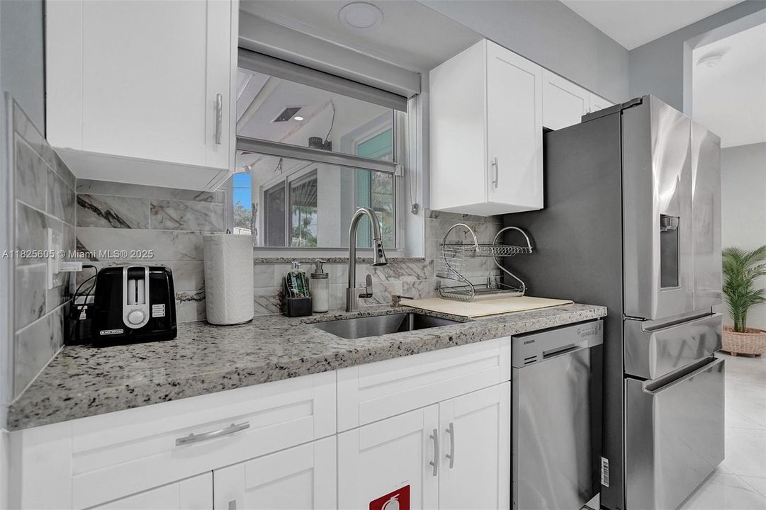 合同活跃: $5,000 (3 贝兹, 2 浴室, 1413 平方英尺)