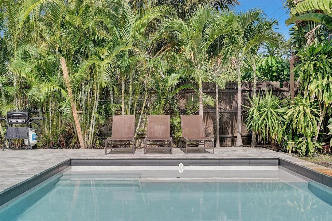 合同活跃: $5,000 (3 贝兹, 2 浴室, 1413 平方英尺)