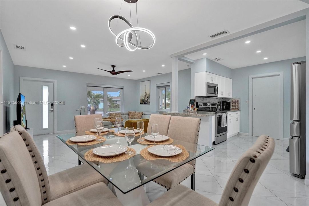 合同活跃: $5,000 (3 贝兹, 2 浴室, 1413 平方英尺)