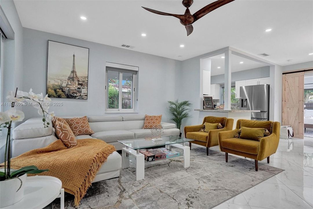 合同活跃: $5,000 (3 贝兹, 2 浴室, 1413 平方英尺)