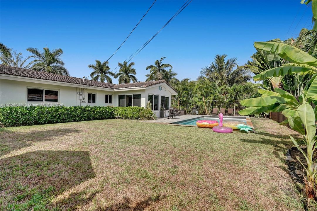 合同活跃: $5,000 (3 贝兹, 2 浴室, 1413 平方英尺)