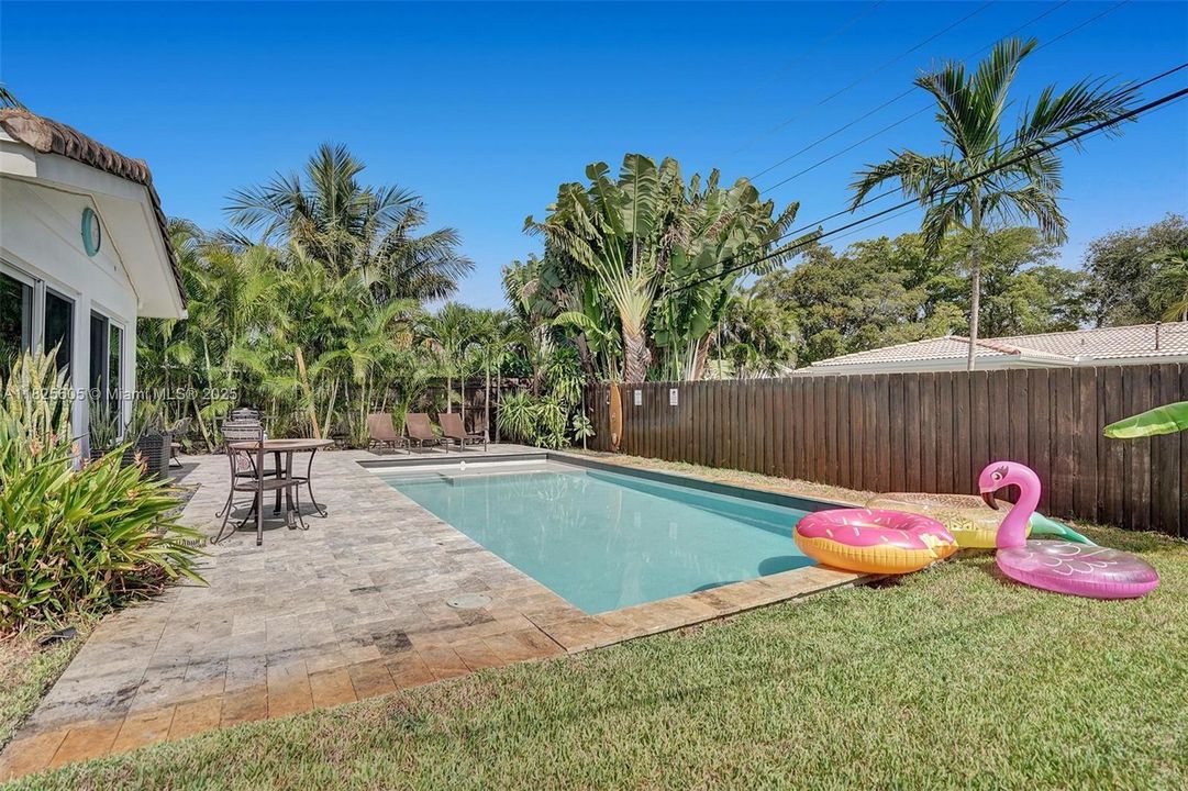 合同活跃: $5,000 (3 贝兹, 2 浴室, 1413 平方英尺)