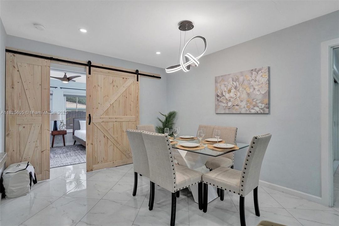 合同活跃: $5,000 (3 贝兹, 2 浴室, 1413 平方英尺)