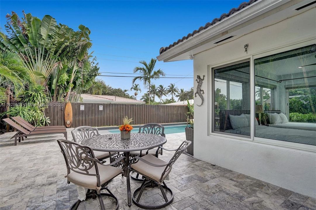 合同活跃: $5,000 (3 贝兹, 2 浴室, 1413 平方英尺)