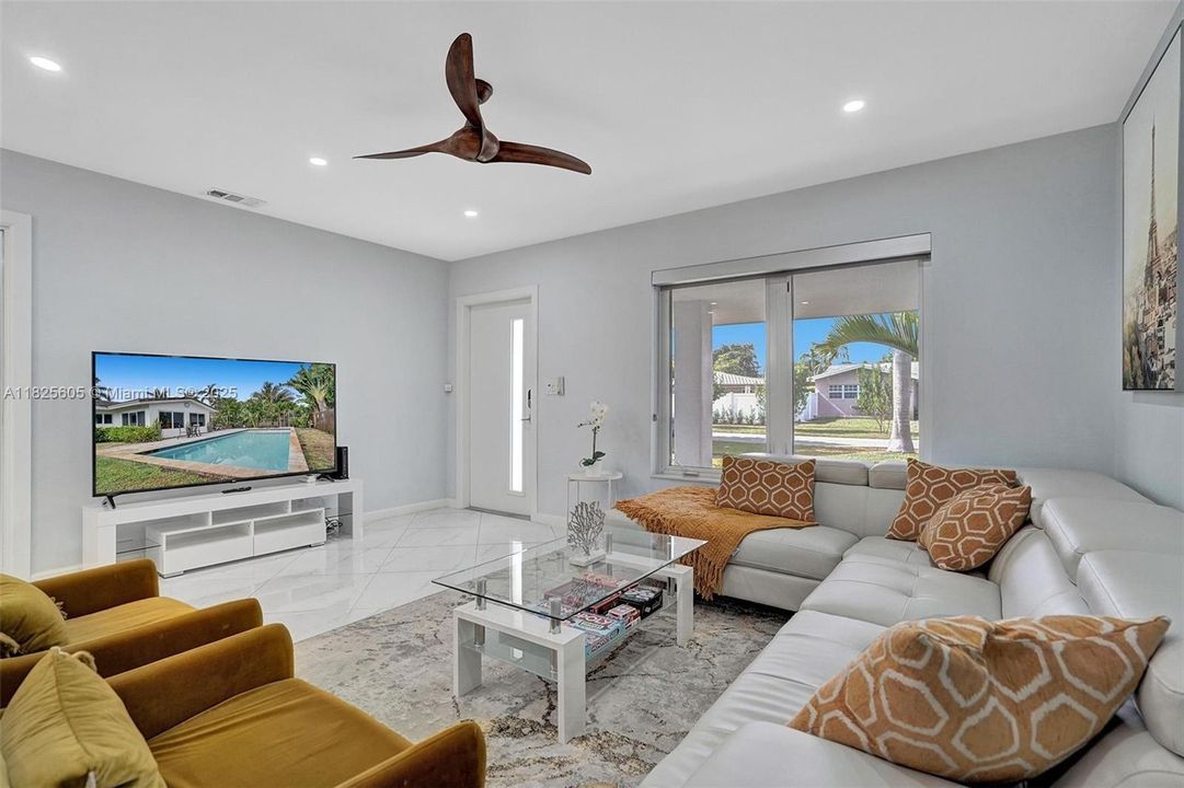 合同活跃: $5,000 (3 贝兹, 2 浴室, 1413 平方英尺)