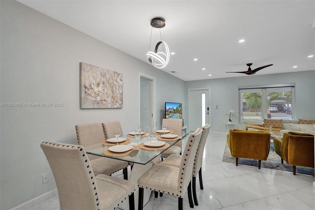 合同活跃: $5,000 (3 贝兹, 2 浴室, 1413 平方英尺)