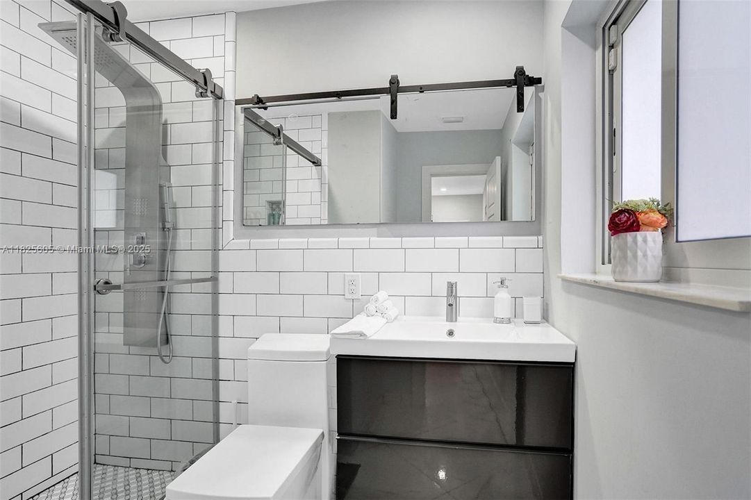 合同活跃: $5,000 (3 贝兹, 2 浴室, 1413 平方英尺)