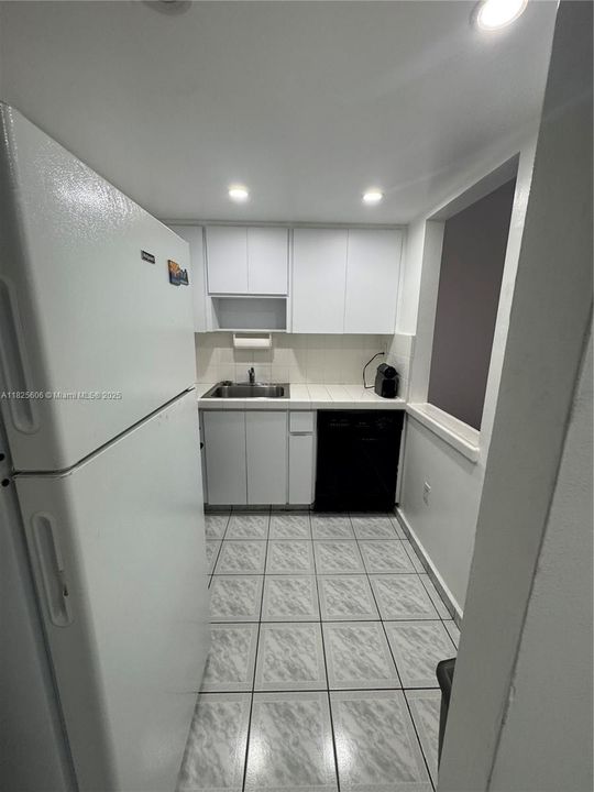 For Sale: $220,000 (1 beds, 1 baths, 536 Square Feet)