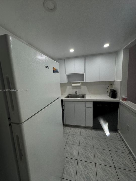 For Sale: $220,000 (1 beds, 1 baths, 536 Square Feet)