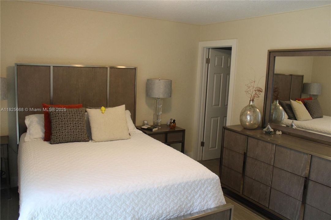 待售: $305,000 (2 贝兹, 2 浴室, 918 平方英尺)