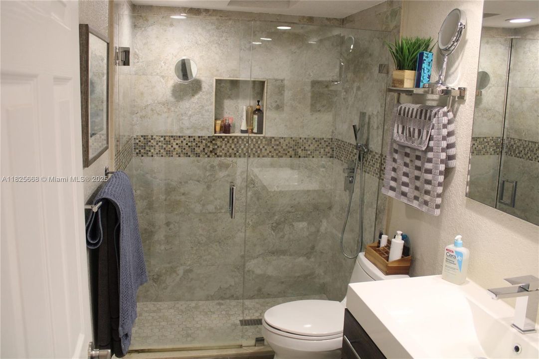 待售: $305,000 (2 贝兹, 2 浴室, 918 平方英尺)