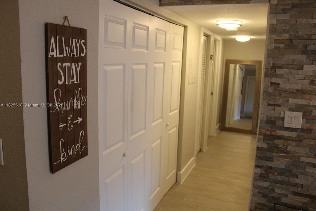 待售: $305,000 (2 贝兹, 2 浴室, 918 平方英尺)