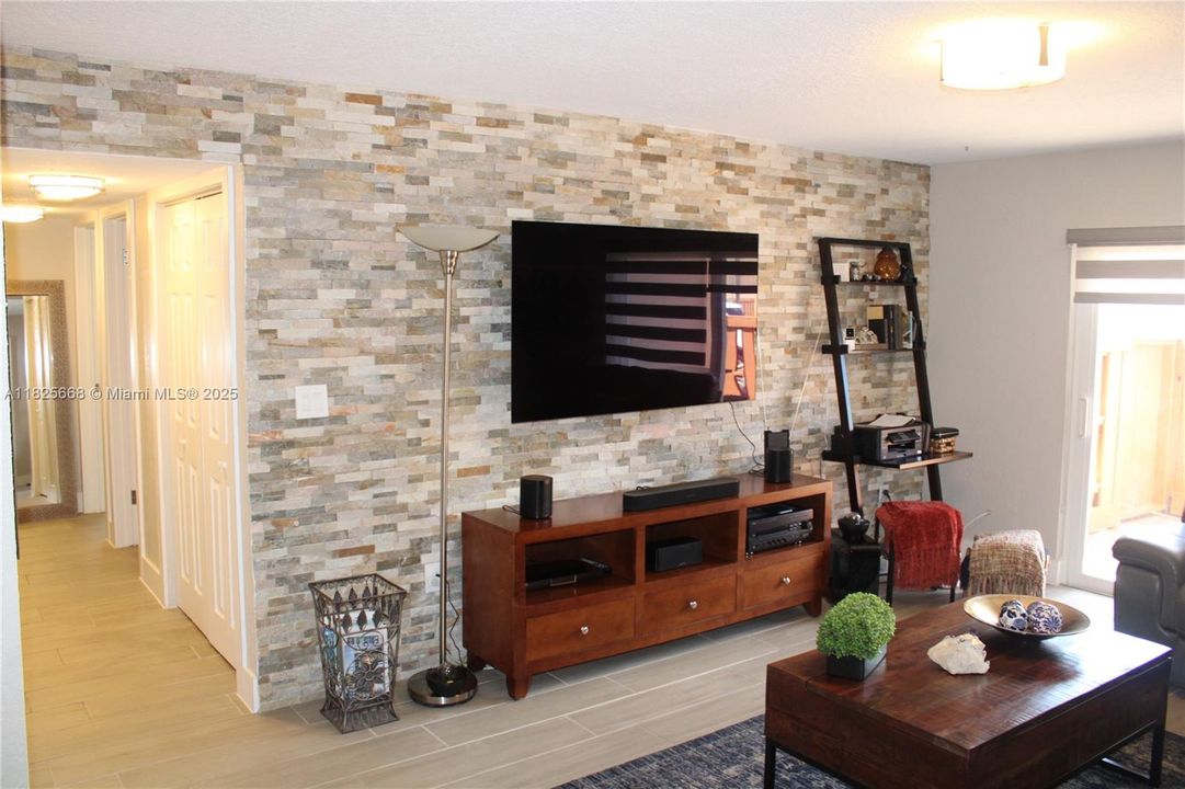 待售: $305,000 (2 贝兹, 2 浴室, 918 平方英尺)