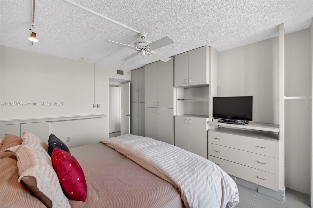 Recently Sold: $335,000 (2 beds, 2 baths, 1068 Square Feet)