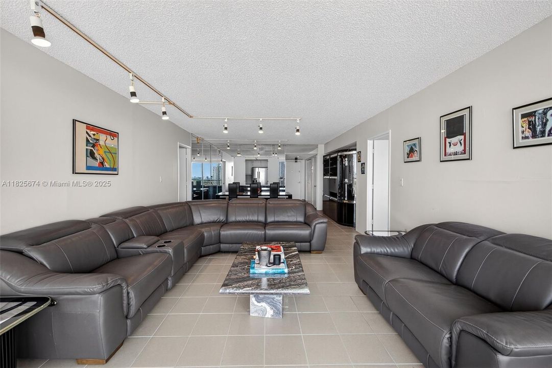 Recently Sold: $335,000 (2 beds, 2 baths, 1068 Square Feet)