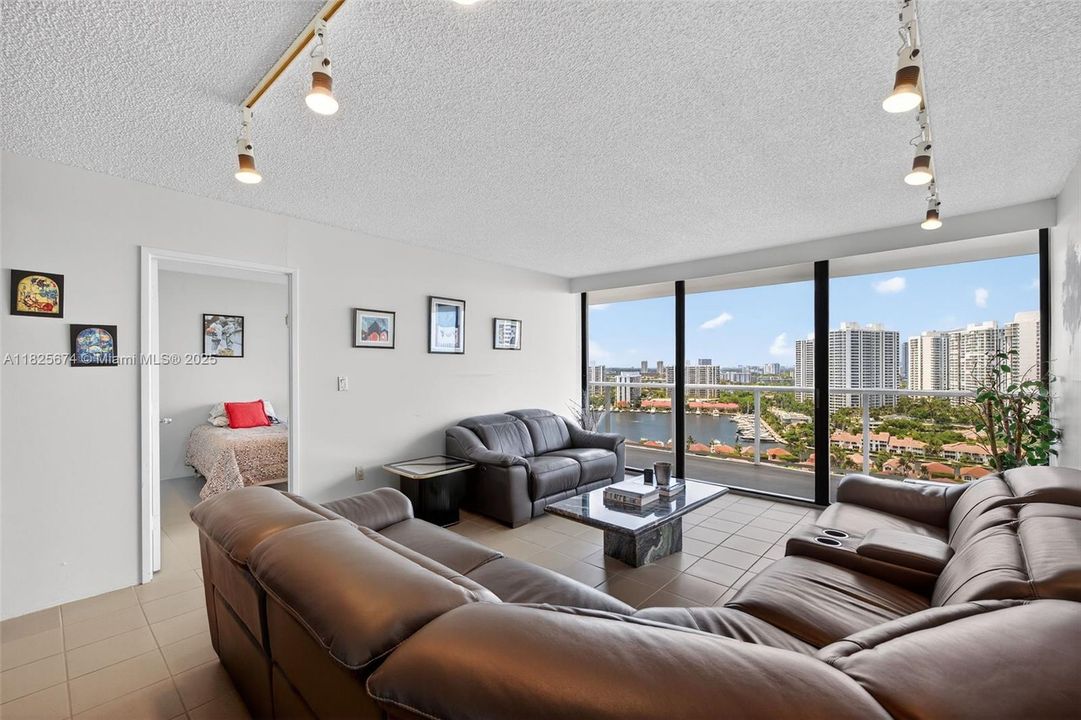 Recently Sold: $335,000 (2 beds, 2 baths, 1068 Square Feet)