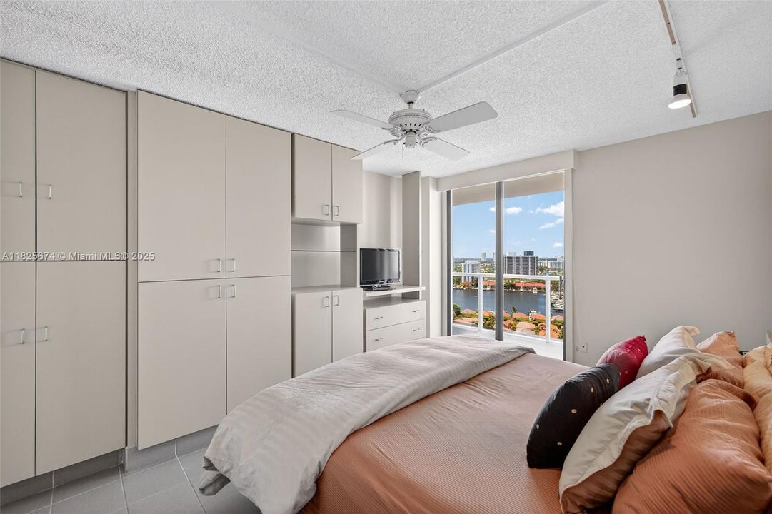 Recently Sold: $335,000 (2 beds, 2 baths, 1068 Square Feet)