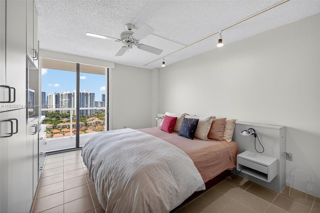 Recently Sold: $335,000 (2 beds, 2 baths, 1068 Square Feet)