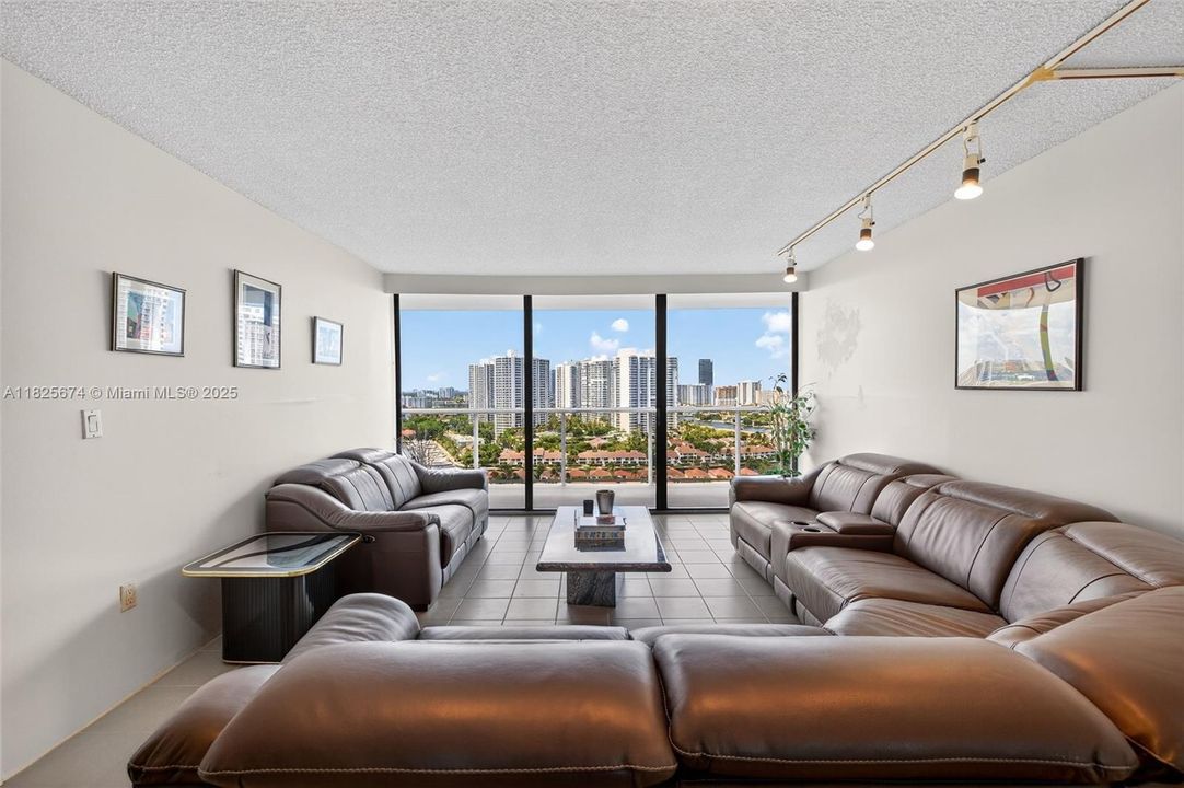 Recently Sold: $335,000 (2 beds, 2 baths, 1068 Square Feet)