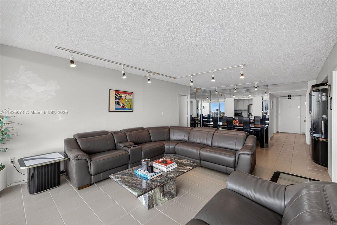 Recently Sold: $335,000 (2 beds, 2 baths, 1068 Square Feet)